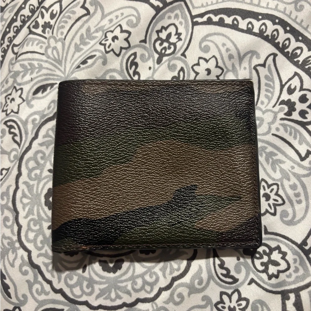 Camo coach wallet used 1 time - Picture 1 of 3